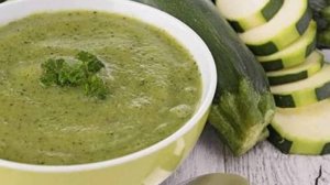 Суп из кабачка, брокколи и стеблей сельдерея.