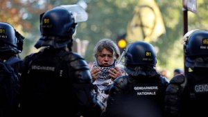 Массовая забастовка против проекта бюджета прошла во Франции