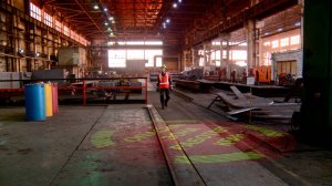 Световая разметка под грузоподъемными механизмами появилась в нескольких цехах комбината