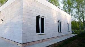 Обзор дома из газобетона с плоской кровлей.