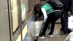 Спасение человека на станции метро Площадь революции