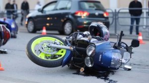 Появилось видео, как байкер на огромной скорости разбился в ДТП в Екатеринбурге