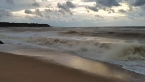 Шторм на Чёрном море в Севастополе.