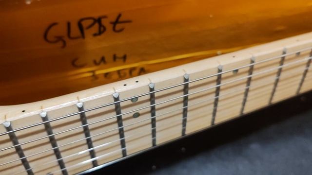 Обзор неудачного экземпляра безголовой электрогитары Krait. смотреть онлайн