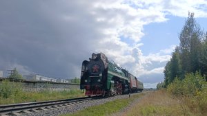 П36-0147 "Генерал" с пригородным поездом №6723 Сыктывкар-Микунь следует по перегону Човью-Койты