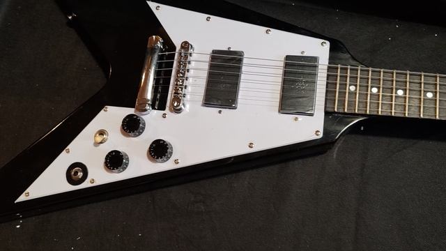 Обзор состояния частично исправленное реплики Gibson Flying-V черного цвета. смотреть онлайн