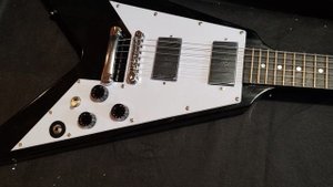 Обзор состояния частично исправленное реплики Gibson Flying-V черного цвета.