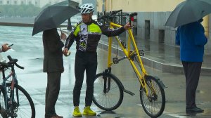 «На работу на велосипеде». Консулы разных стран проехали по Петербургу на двухколесном транспорте