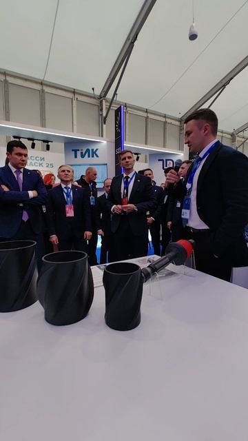 По стендам участников TNF-2025 в компании главы Минпромторга РФ Антона Алиханова 2 смотреть онлайн