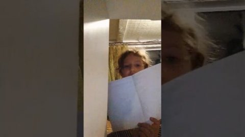 я Прибираюсь в своём школьном шкафу