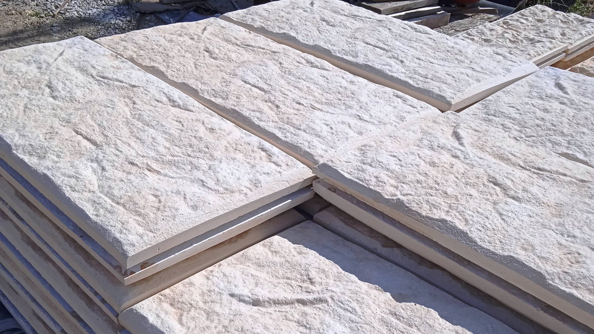 Фасадная плитка из известняка, естественный (кремовый) цвет.