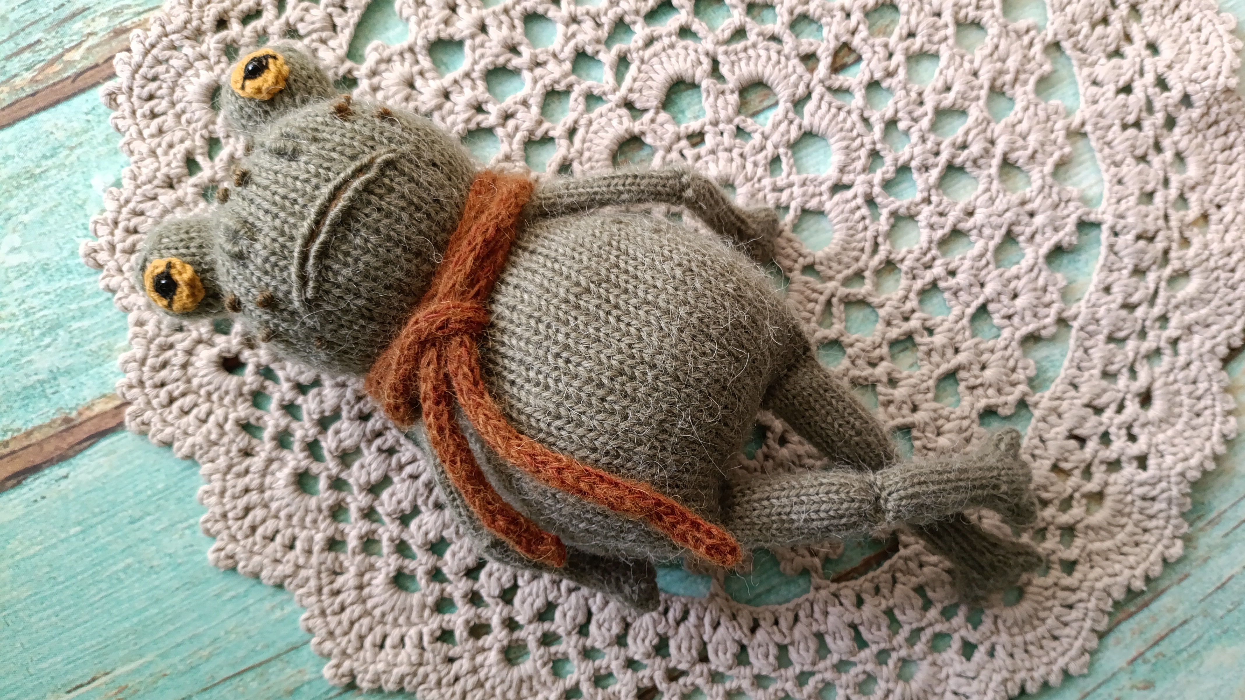 Вязальный влог. Жабик и Жабуля спицами / митенки / игрушки из остатков пряжи. смотреть онлайн