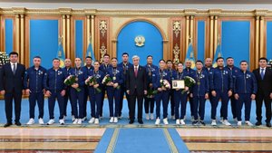 Токаев поздравил с победой и наградил участников чемпионата мира по боксу