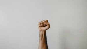 Как распознать абьюзера? Комментарий психоаналитика Натальи Наумовой