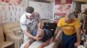 Мануальные правки в позе сфинкса. Обучение Мануальной Терапии от Олега Гудвина в Академии Альфа-ТОП.