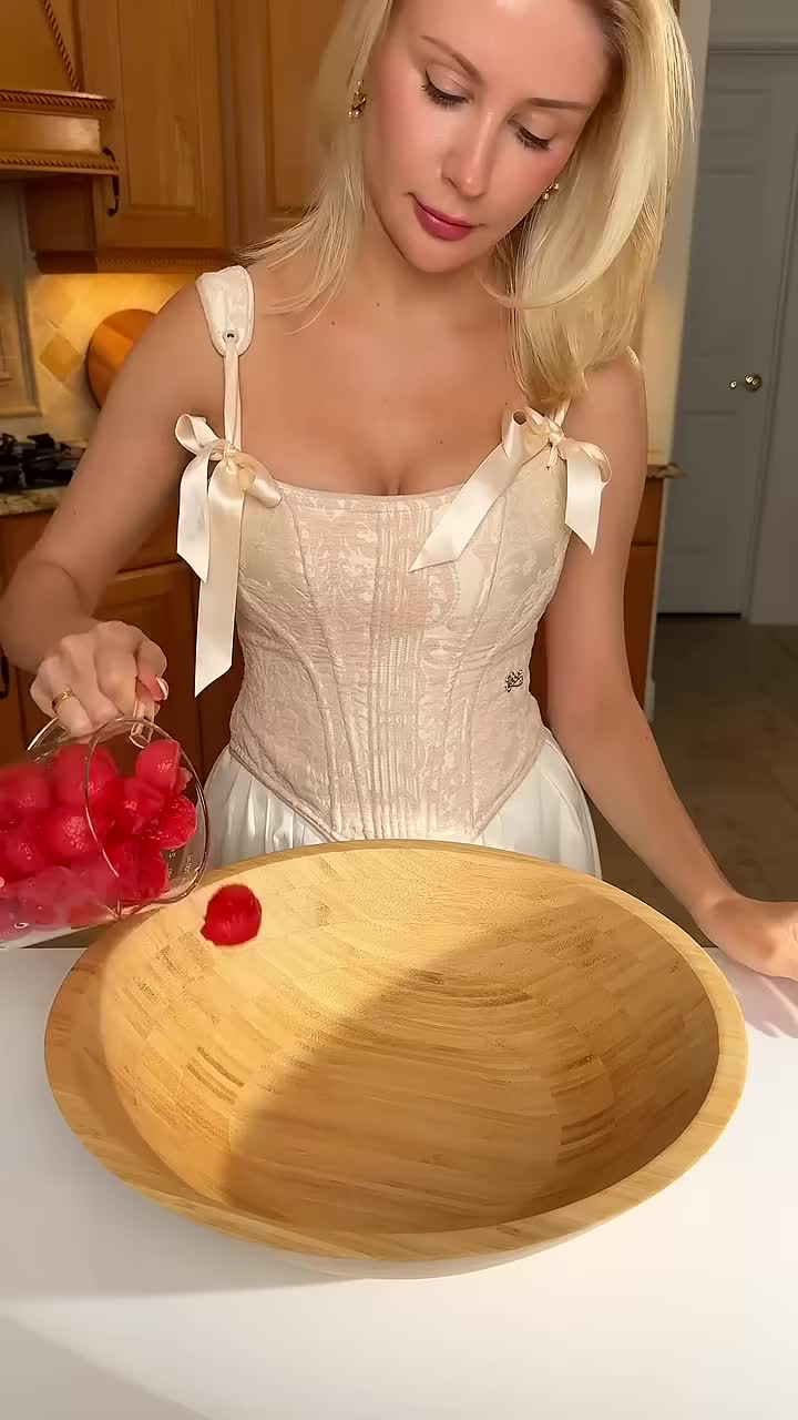 Refreshing Watermelon–Melon Mozzarella Salad (335 Calories | 15g Protein ) смотреть онлайн