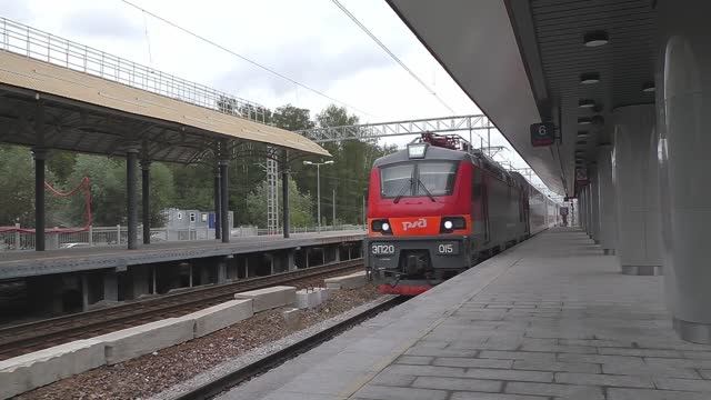 Электровоз ЭП20-015 (ТЧЭ-6) со скорым поездом "Двухэтажный состав" № 063Й Самара - Санкт-Петербург.