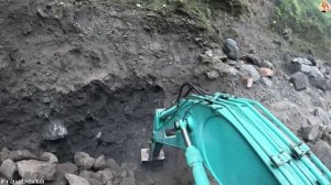 Строительство, экскаватор копает песок