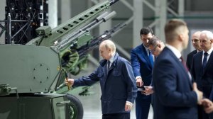 Путин осмотрел выставку образцов вооружений и военной техники на заводе в Перми