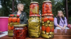 Не закатать с ботулизмом: как правильно мариновать огурцы и помидоры