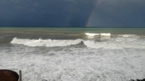 Море бывает грозным. И радуга над морем