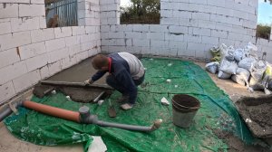 ЗАЛИВКА ЧЕРНОВОЙ СТЯЖКИ В ДОМЕ ЧАСТЬ ПЕРВАЯ #стройка #стяжкапола #строюдом