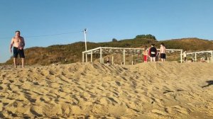 Купаемся в лучах вечернего солнца на Бугазской косе  осенью.