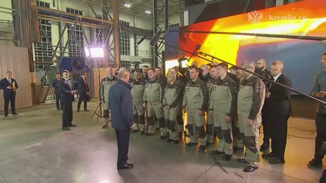 Президент кратко пообщался с работниками «Мотовилихинских заводов» и поздравил их с Днём оружейника