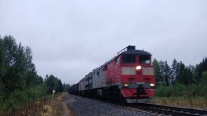 2ТЭ10МК-2680 с грузовым поездом и приветливой бригадой летит по перегону Сыктывкар-Човью