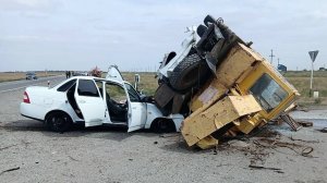 На ставропольской трассе водитель "Приоры" врезался в автокран