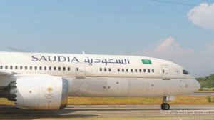 Дримлайнер Боинг 787 авиакомпании Saudia на рулении в аэропорту Пхукета.