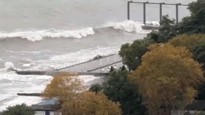 Крышу снесло: появились кадры последствий шторма в Анапе