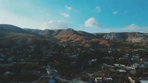 Полет на коптере, над горной деревушкой.