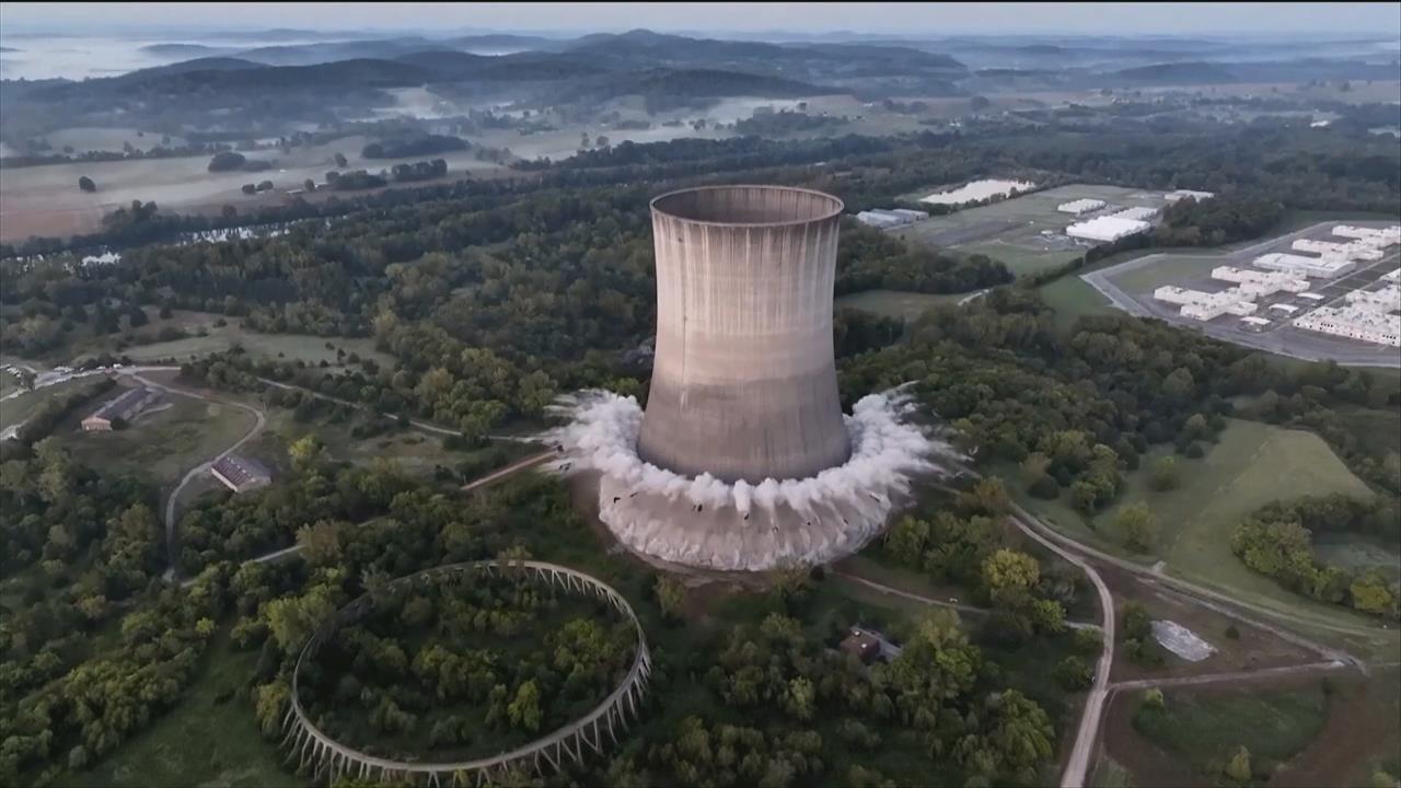Снесли градирню для охлаждения АЭС Хартсвилл в Теннеси: кадры эффектного разрушения