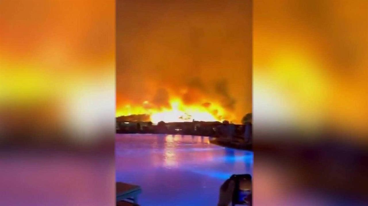 Из-за пожаров из курортных отелей в Анталье пришлось эвакуировать туристов