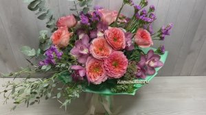 Букет из пионовидных роз и орхидей