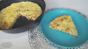 Запеканка на завтрак приготовленная на сковороде из капусты с колбасой и сыром