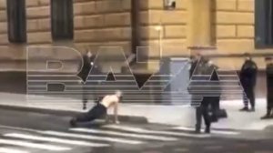 В Москве на Петровке молодой человек отжимался на дороге перед 6 полицейскими