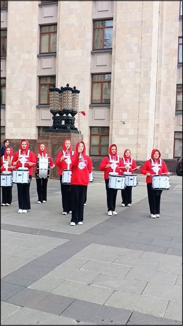 барабанщицы около здания МИД смотреть онлайн