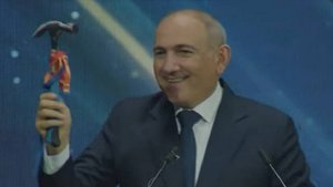 باشينيان ينحني خلف المنصة بحثا عن "تفويضه الفولاذي"
