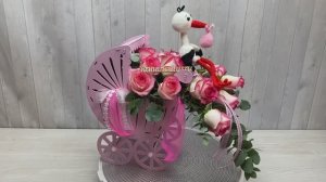 Букет с аистом на выписку в деревянной коляске