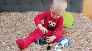 Малыш играет с отвёрткой