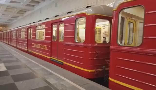 Московское метро. Поездка на "Красной стреле" смотреть онлайн