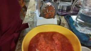 Хреновина или хренодёр, вкуснейший соус из хрена, томата и чеснока.