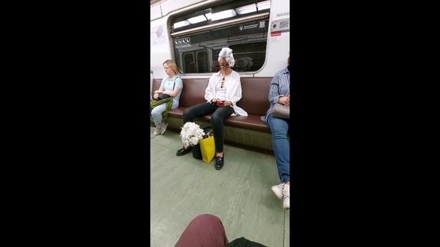 В метро, девушка с букетом (2)