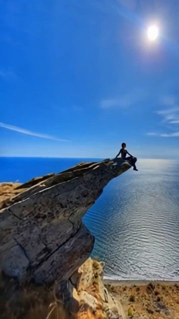 Девушка на скале Крым. #жизньнаморекрым #море #крым смотреть онлайн