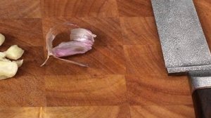 Легкий весенний салат с огурцами