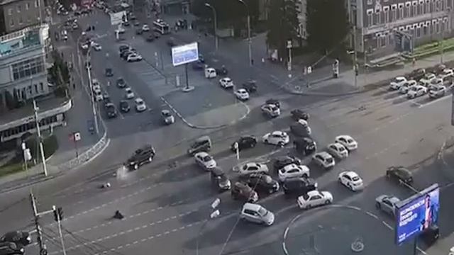 В Новосибирске мотоциклист проехал на желтый и был сбит автомобилем