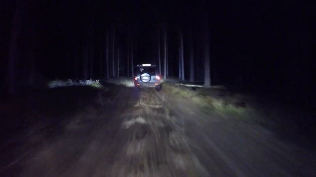 Нива Шевроле зимой как ледокол