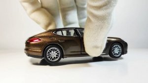 Модель автомобиля Porsche Panamera в масштабе 1:38 из моей коллекции))